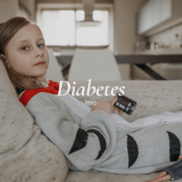 Una niña controlando su cuadro de diabetes.