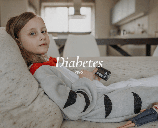Una niña controlando su cuadro de diabetes.