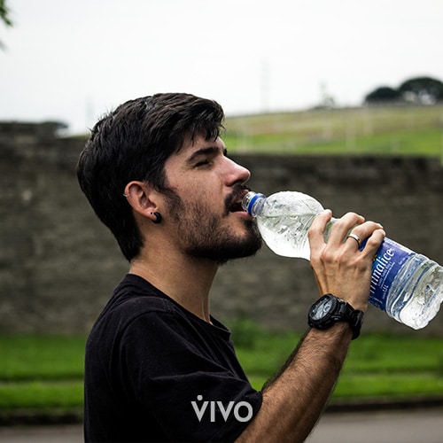 Un hombre bebiendo agua.