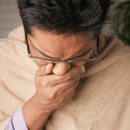 Los mocos son más comunes en el resfriado que en la gripe. 